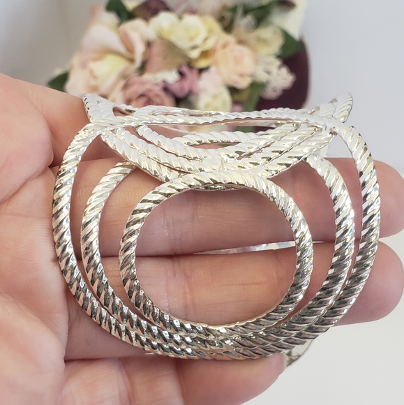 Gorgeous Bright Silver tone Cuff Bracelet - Picture 5 of 6